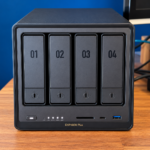 Synology DXP4800 Plus auf Holztisch